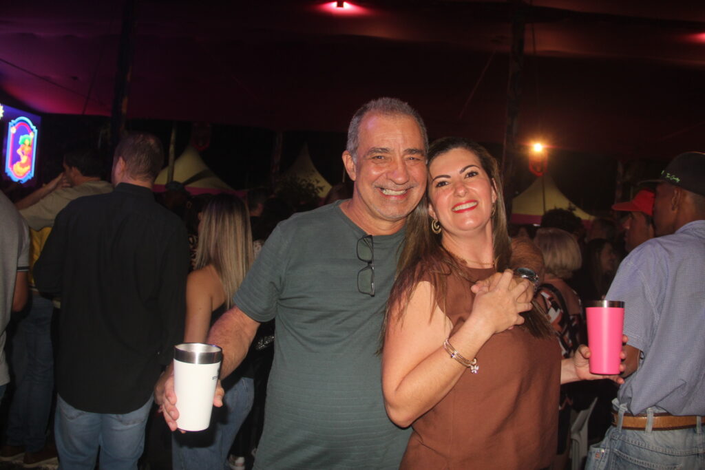 Até o prefeito Cassiano Maia se rendeu ao romantismo de Fábio Júnior na Festa do Folclore Até o prefeito Cassiano Maia se rendeu ao romantismo de Fábio Júnior na Festa do Folclore