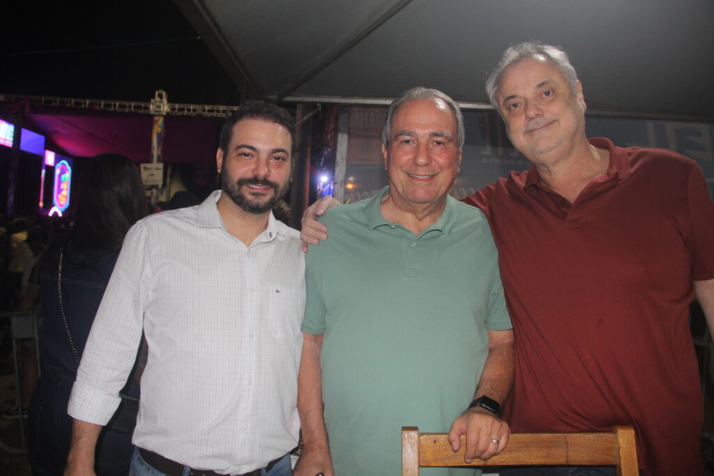 Até o prefeito Cassiano Maia se rendeu ao romantismo de Fábio Júnior na Festa do Folclore Até o prefeito Cassiano Maia se rendeu ao romantismo de Fábio Júnior na Festa do Folclore