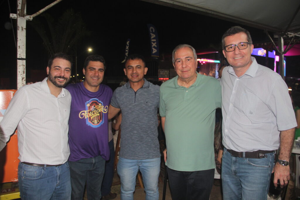 Até o prefeito Cassiano Maia se rendeu ao romantismo de Fábio Júnior na Festa do Folclore Até o prefeito Cassiano Maia se rendeu ao romantismo de Fábio Júnior na Festa do Folclore