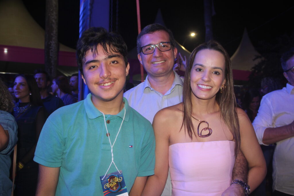 Até o prefeito Cassiano Maia se rendeu ao romantismo de Fábio Júnior na Festa do Folclore Até o prefeito Cassiano Maia se rendeu ao romantismo de Fábio Júnior na Festa do Folclore