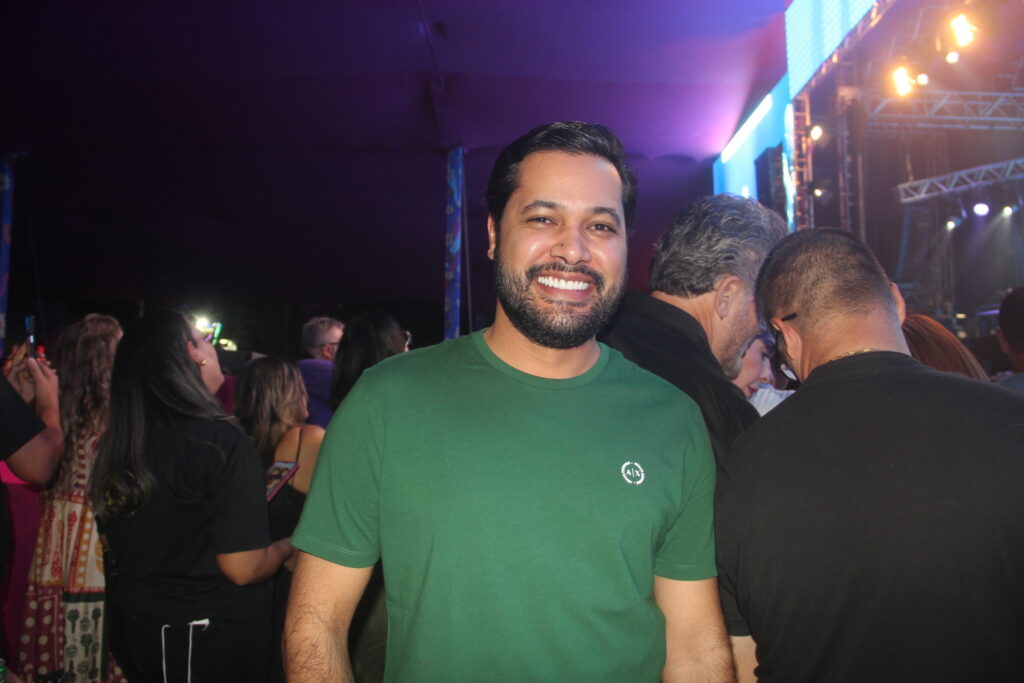 Até o prefeito Cassiano Maia se rendeu ao romantismo de Fábio Júnior na Festa do Folclore Até o prefeito Cassiano Maia se rendeu ao romantismo de Fábio Júnior na Festa do Folclore