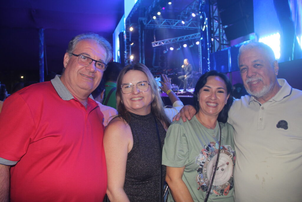 Até o prefeito Cassiano Maia se rendeu ao romantismo de Fábio Júnior na Festa do Folclore Até o prefeito Cassiano Maia se rendeu ao romantismo de Fábio Júnior na Festa do Folclore