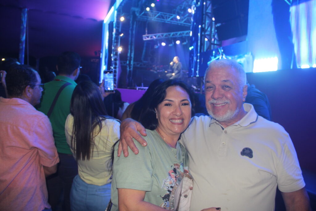 Até o prefeito Cassiano Maia se rendeu ao romantismo de Fábio Júnior na Festa do Folclore Até o prefeito Cassiano Maia se rendeu ao romantismo de Fábio Júnior na Festa do Folclore
