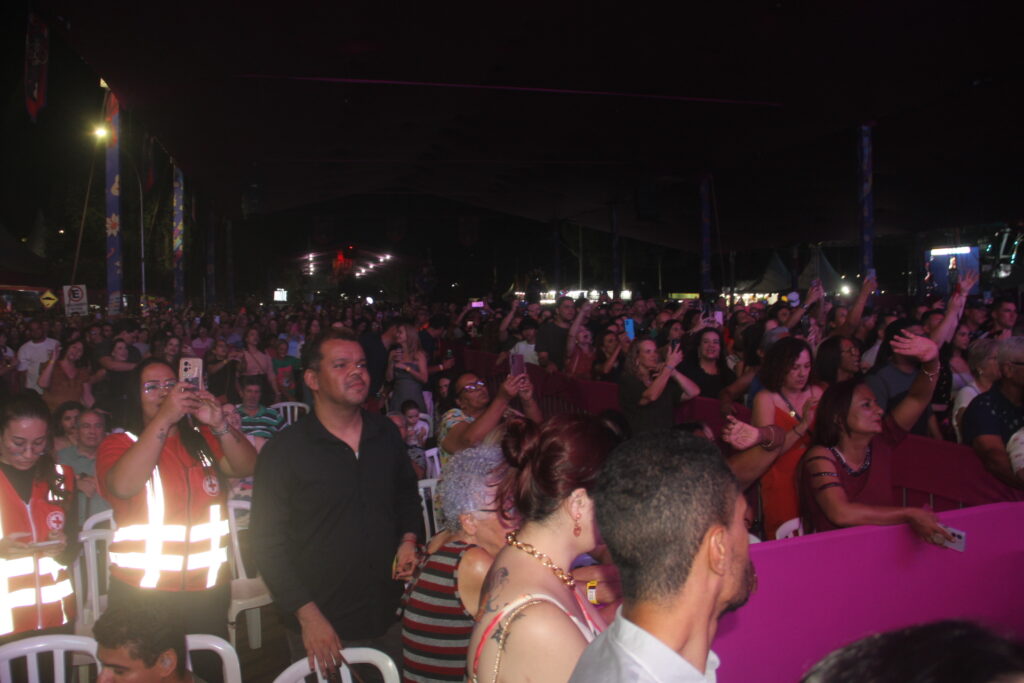 Até o prefeito Cassiano Maia se rendeu ao romantismo de Fábio Júnior na Festa do Folclore Até o prefeito Cassiano Maia se rendeu ao romantismo de Fábio Júnior na Festa do Folclore