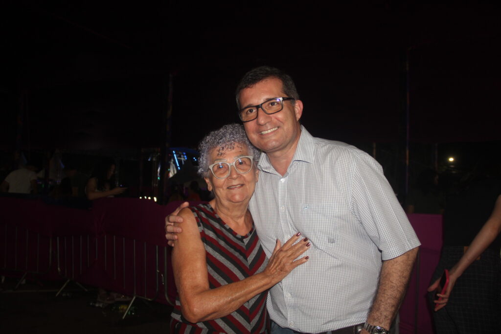 Até o prefeito Cassiano Maia se rendeu ao romantismo de Fábio Júnior na Festa do Folclore Até o prefeito Cassiano Maia se rendeu ao romantismo de Fábio Júnior na Festa do Folclore