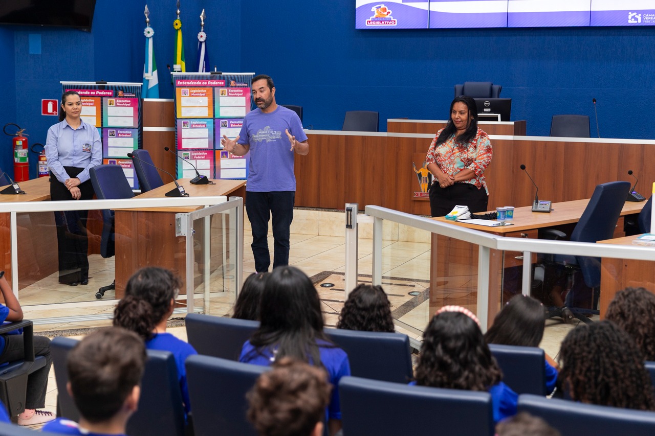 Alunos da E. M. Irmã Scheilla fazem tour pela Câmara e entregam carta com solicitações Alunos da E. M. Irmã Scheilla fazem tour pela Câmara e entregam carta com solicitações