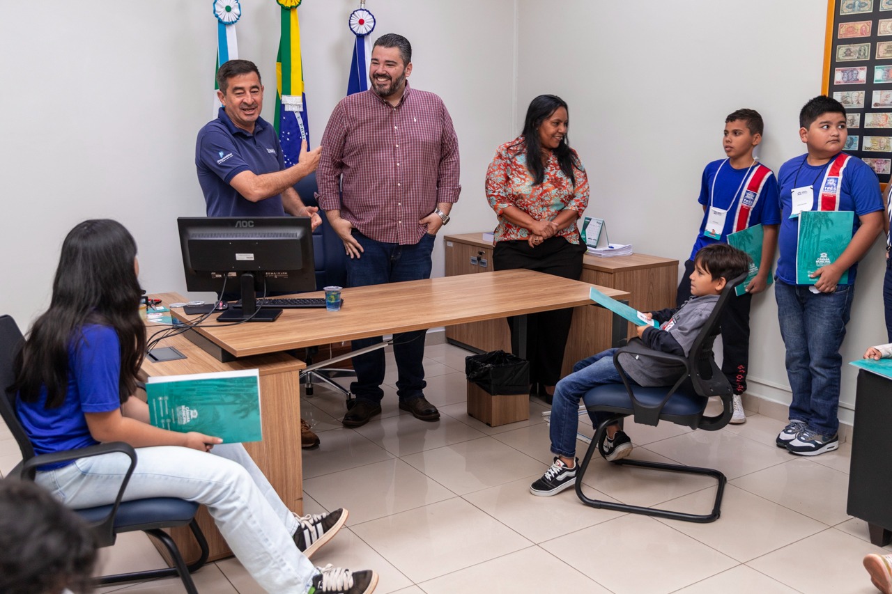 Alunos da E. M. Irmã Scheilla fazem tour pela Câmara e entregam carta com solicitações Alunos da E. M. Irmã Scheilla fazem tour pela Câmara e entregam carta com solicitações