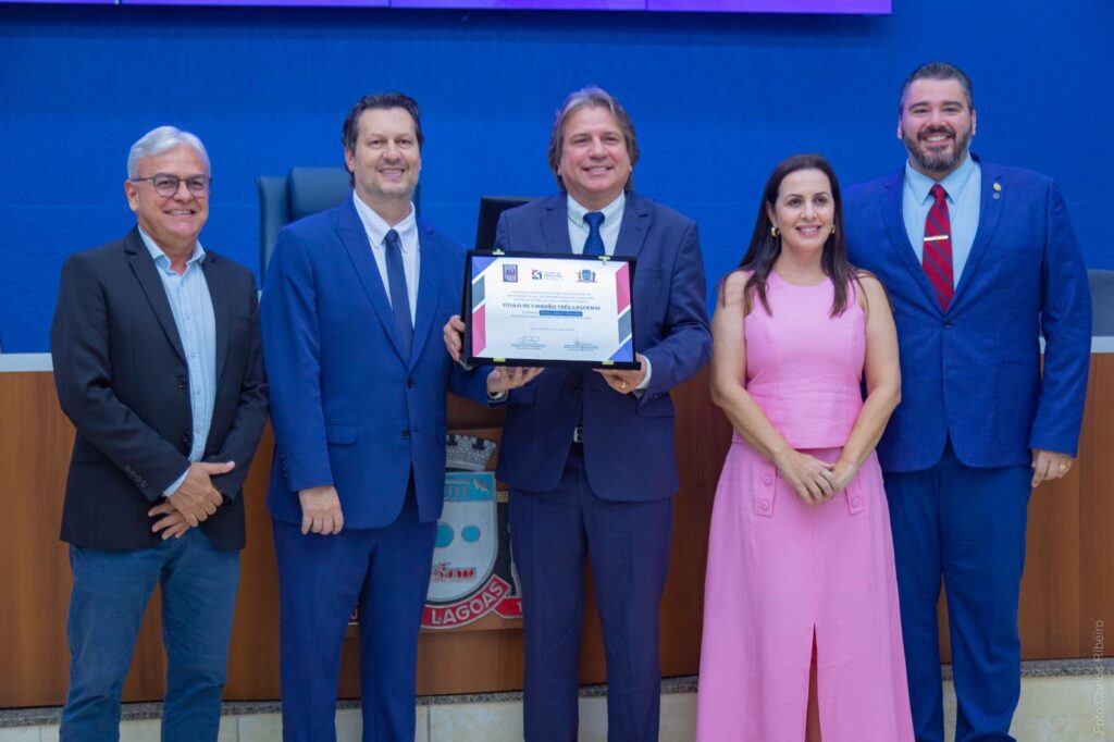 Deputado Caravina é homenageado com título de Cidadão Três-Lagoense Deputado Caravina é homenageado com título de Cidadão Três-Lagoense