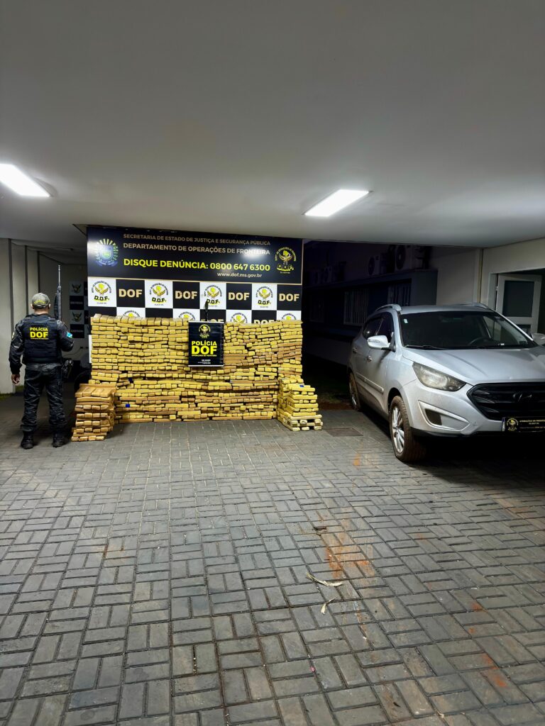 DOF apreende quase 900 quilos de drogas em carro roubado em Campo Grande DOF apreende quase 900 quilos de drogas em carro roubado em Campo Grande