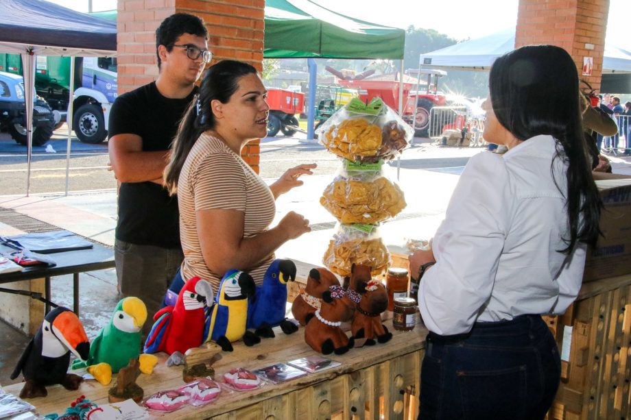 1ª Semana da Agricultura Familiar rende R$ 15 mil em vendas e grande participação popular 1ª Semana da Agricultura Familiar rende R$ 15 mil em vendas e grande participação popular