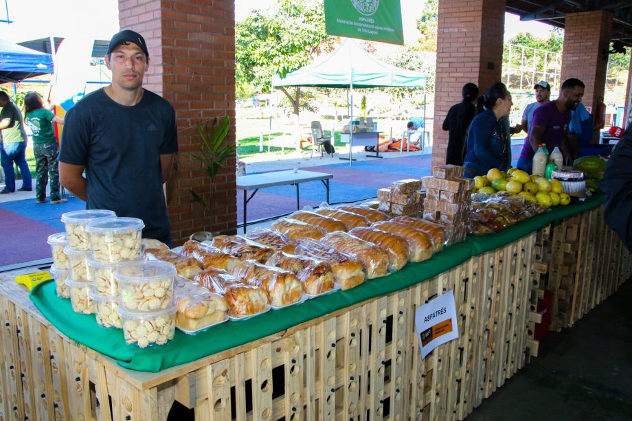 1ª Semana da Agricultura Familiar rende R$ 15 mil em vendas e grande participação popular 1ª Semana da Agricultura Familiar rende R$ 15 mil em vendas e grande participação popular