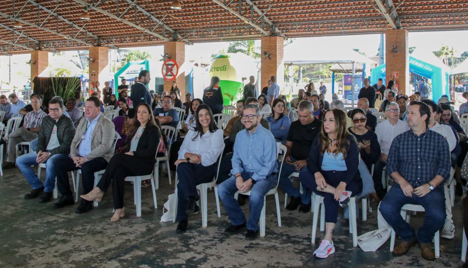 1ª Semana da Agricultura Familiar rende R$ 15 mil em vendas e grande participação popular 1ª Semana da Agricultura Familiar rende R$ 15 mil em vendas e grande participação popular