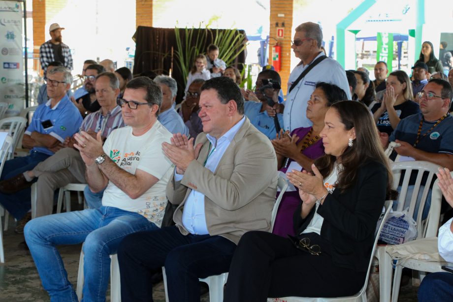 1ª Semana da Agricultura Familiar rende R$ 15 mil em vendas e grande participação popular 1ª Semana da Agricultura Familiar rende R$ 15 mil em vendas e grande participação popular