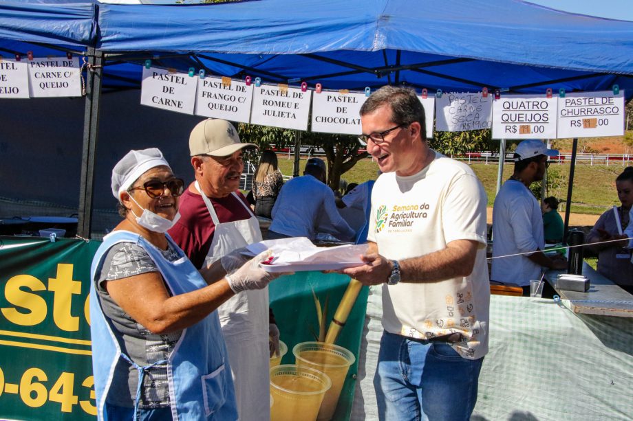 1ª Semana da Agricultura Familiar rende R$ 15 mil em vendas e grande participação popular 1ª Semana da Agricultura Familiar rende R$ 15 mil em vendas e grande participação popular