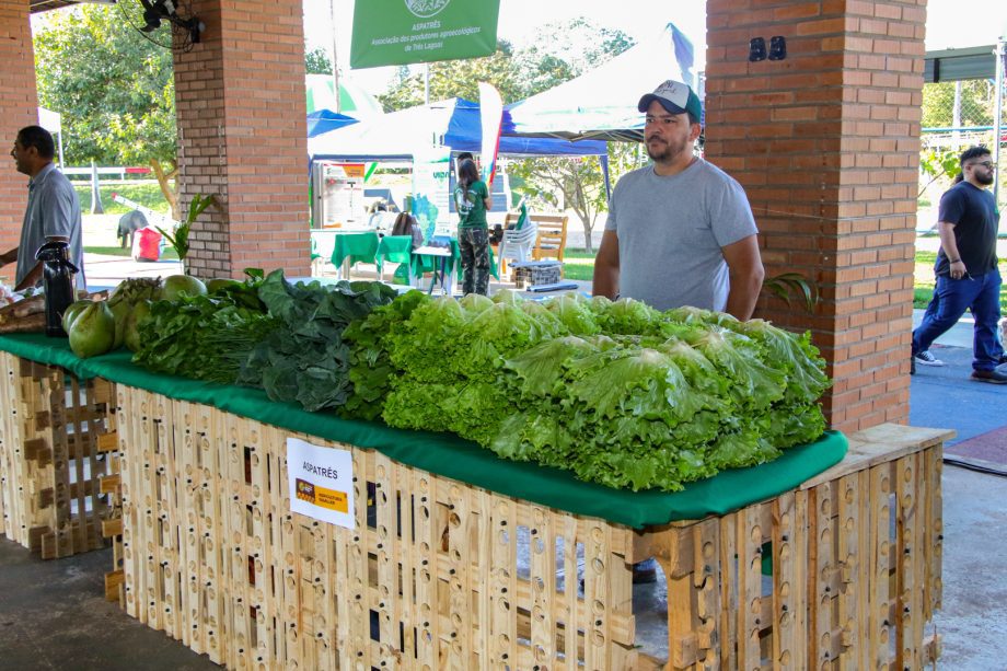 1ª Semana da Agricultura Familiar rende R$ 15 mil em vendas e grande participação popular 1ª Semana da Agricultura Familiar rende R$ 15 mil em vendas e grande participação popular