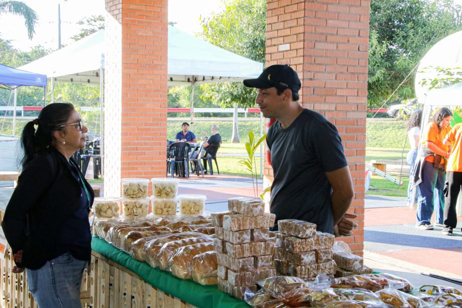 1ª Semana da Agricultura Familiar rende R$ 15 mil em vendas e grande participação popular 1ª Semana da Agricultura Familiar rende R$ 15 mil em vendas e grande participação popular
