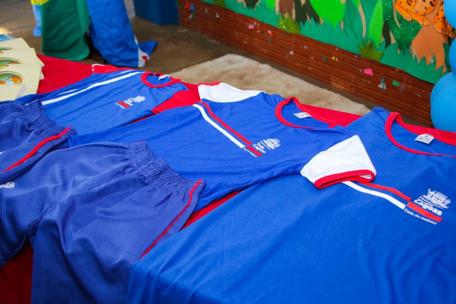 VOLTA ÀS AULAS – Prefeito Dr. Cassiano Maia realiza entregas de uniforme e kit escolares na Escola do Campo Antônio Camargo VOLTA ÀS AULAS – Prefeito Dr. Cassiano Maia realiza entregas de uniforme e kit escolares na Escola do Campo Antônio Camargo
