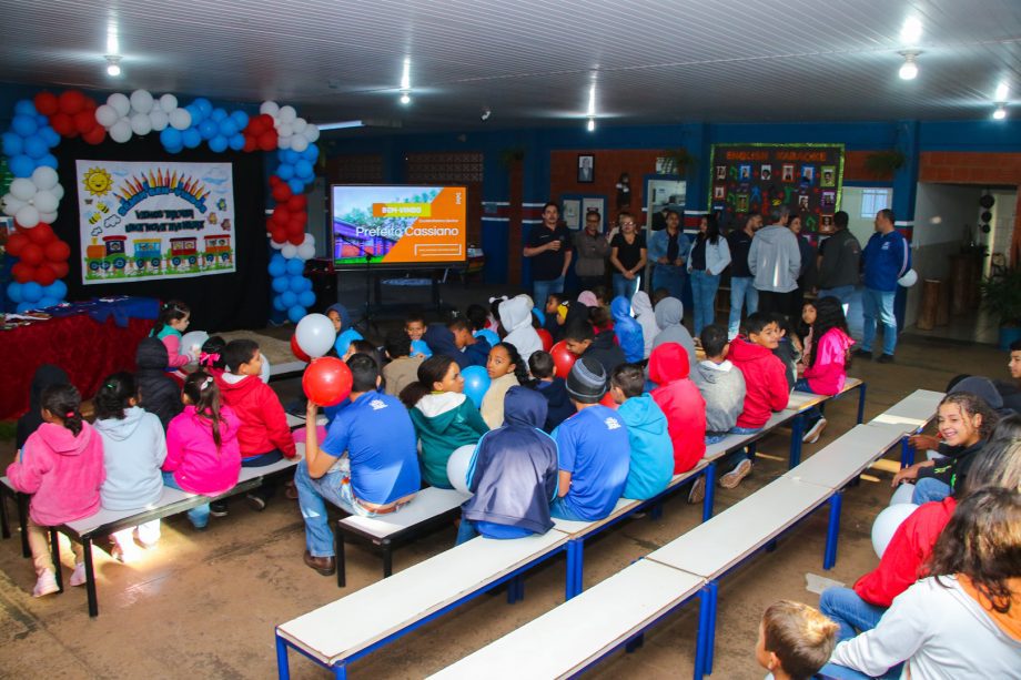 VOLTA ÀS AULAS – Prefeito Dr. Cassiano Maia realiza entregas de uniforme e kit escolares na Escola do Campo Antônio Camargo VOLTA ÀS AULAS – Prefeito Dr. Cassiano Maia realiza entregas de uniforme e kit escolares na Escola do Campo Antônio Camargo
