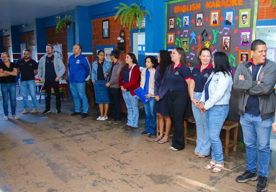 VOLTA ÀS AULAS – Prefeito Dr. Cassiano Maia realiza entregas de uniforme e kit escolares na Escola do Campo Antônio Camargo VOLTA ÀS AULAS – Prefeito Dr. Cassiano Maia realiza entregas de uniforme e kit escolares na Escola do Campo Antônio Camargo