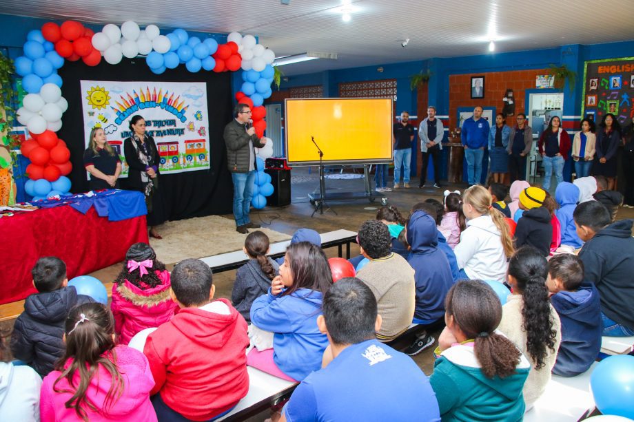 VOLTA ÀS AULAS – Prefeito Dr. Cassiano Maia realiza entregas de uniforme e kit escolares na Escola do Campo Antônio Camargo VOLTA ÀS AULAS – Prefeito Dr. Cassiano Maia realiza entregas de uniforme e kit escolares na Escola do Campo Antônio Camargo