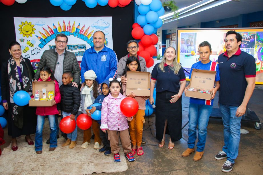 VOLTA ÀS AULAS – Prefeito Dr. Cassiano Maia realiza entregas de uniforme e kit escolares na Escola do Campo Antônio Camargo VOLTA ÀS AULAS – Prefeito Dr. Cassiano Maia realiza entregas de uniforme e kit escolares na Escola do Campo Antônio Camargo