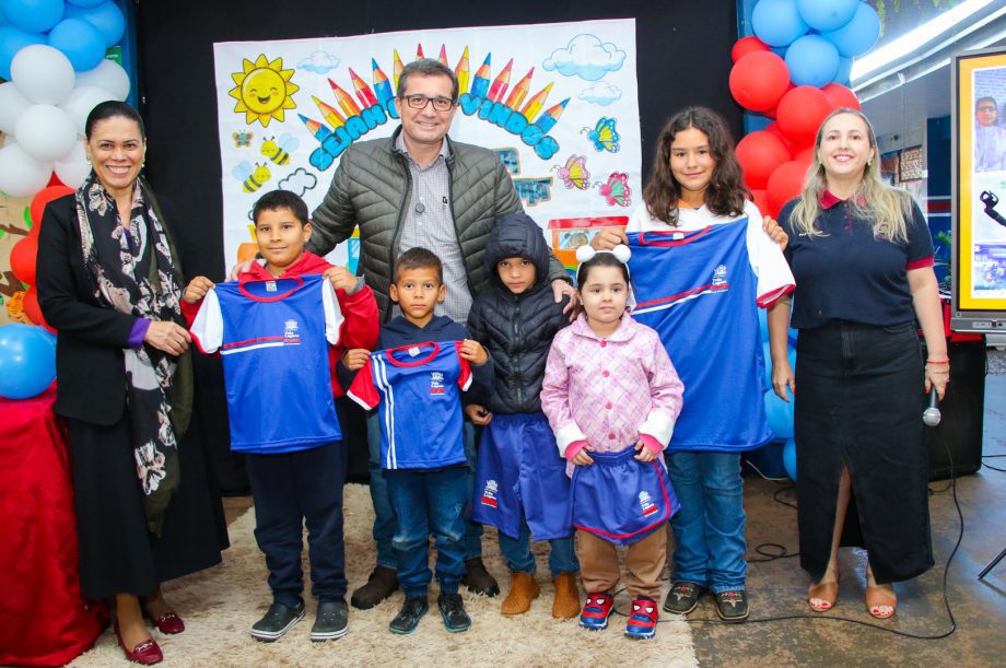 VOLTA ÀS AULAS – Prefeito Dr. Cassiano Maia realiza entregas de uniforme e kit escolares na Escola do Campo Antônio Camargo VOLTA ÀS AULAS – Prefeito Dr. Cassiano Maia realiza entregas de uniforme e kit escolares na Escola do Campo Antônio Camargo
