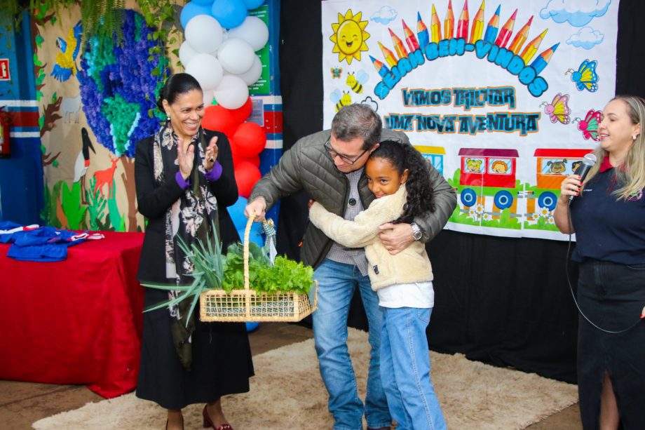 VOLTA ÀS AULAS – Prefeito Dr. Cassiano Maia realiza entregas de uniforme e kit escolares na Escola do Campo Antônio Camargo VOLTA ÀS AULAS – Prefeito Dr. Cassiano Maia realiza entregas de uniforme e kit escolares na Escola do Campo Antônio Camargo