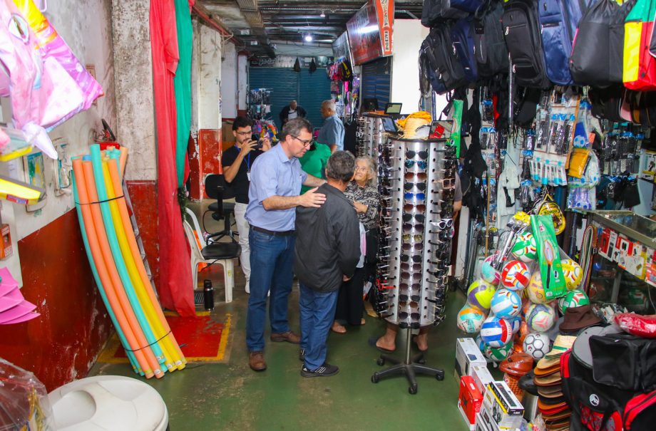 Prefeito Dr. Cassiano Maia escuta demandas dos proprietários dos box, sobre a transição para o novo espaço do Shopping Popular