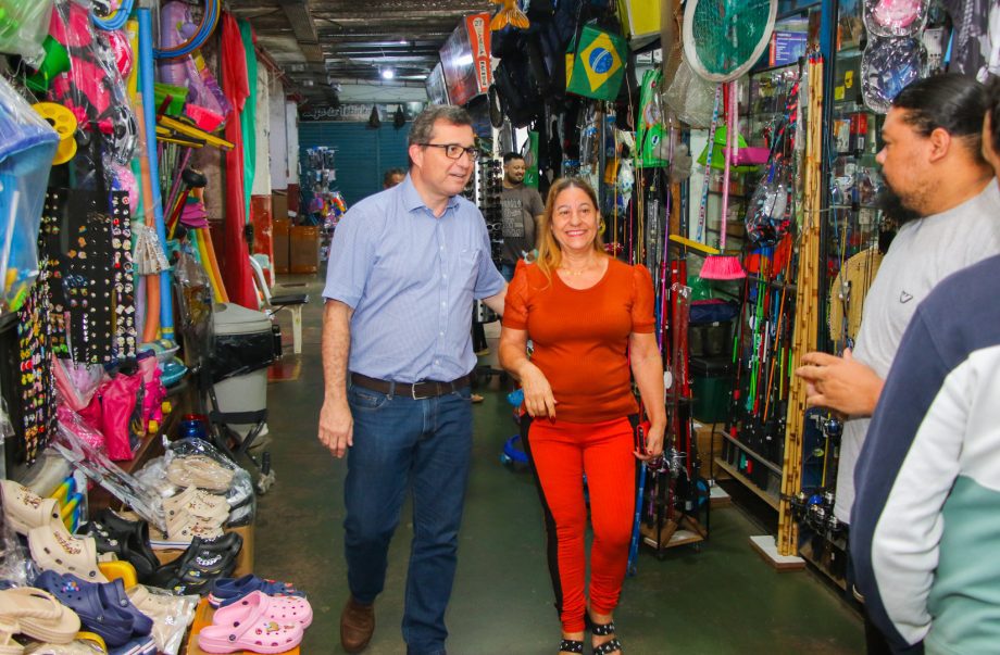 Prefeito Dr. Cassiano Maia escuta demandas dos proprietários dos box, sobre a transição para o novo espaço do Shopping Popular