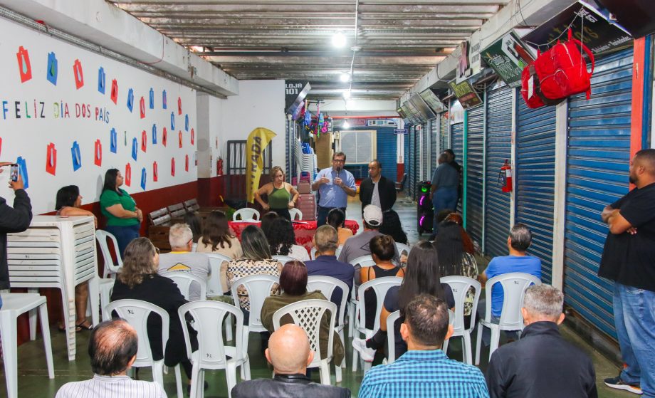 Prefeito Dr. Cassiano Maia escuta demandas dos proprietários dos box, sobre a transição para o novo espaço do Shopping Popular