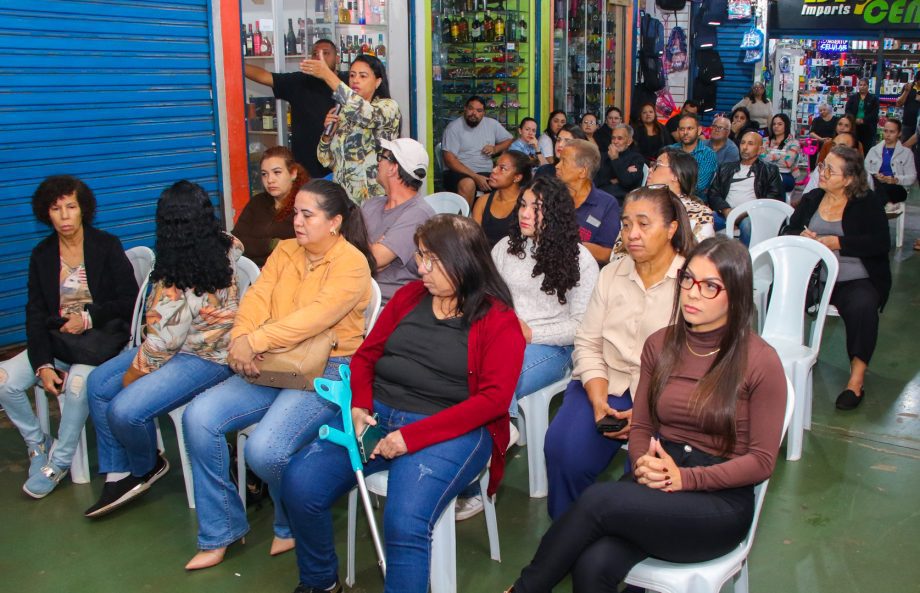 Prefeito Dr. Cassiano Maia escuta demandas dos proprietários dos box, sobre a transição para o novo espaço do Shopping Popular
