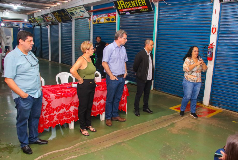 Prefeito Dr. Cassiano Maia escuta demandas dos proprietários dos box, sobre a transição para o novo espaço do Shopping Popular