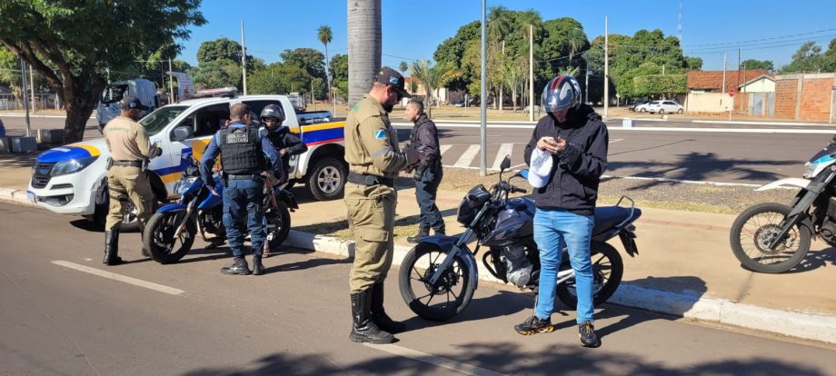 Para um trânsito mais consciente e seguro, Prefeitura promove ações alusivas ao Dia do Motorista e Motociclista Para um trânsito mais consciente e seguro, Prefeitura promove ações alusivas ao Dia do Motorista e Motociclista
