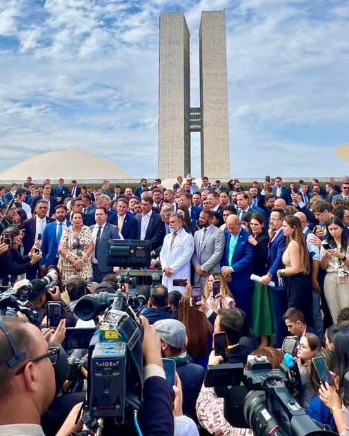 Oposição ocupa mesas da Câmara e do Senado Federal pedindo anistia e Impeachment de Moraes Oposição ocupa mesas da Câmara e do Senado Federal pedindo anistia e Impeachment de Moraes