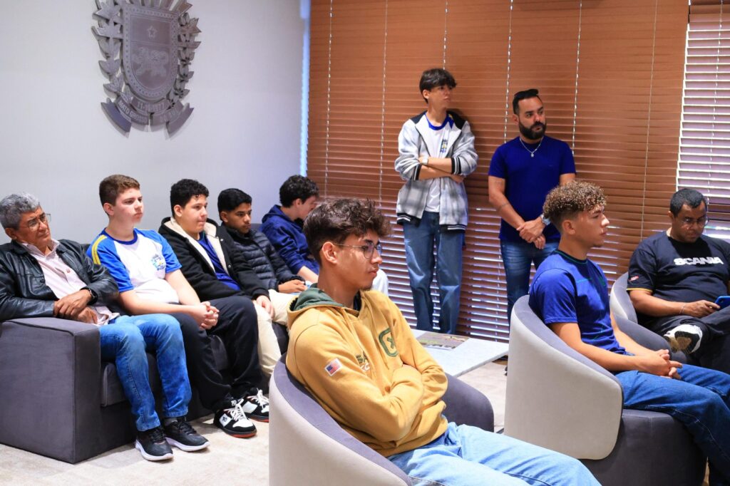 Governo e escolas de Chapadão do Sul fortalecem cidadania com projeto que aproxima jovens da vida pública Governo e escolas de Chapadão do Sul fortalecem cidadania com projeto que aproxima jovens da vida pública