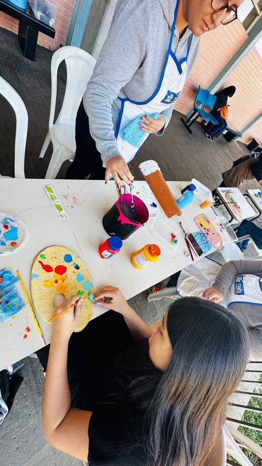 Alunos da Diretoria de Cultura têm aula especial com renomada artista plástica Alunos da Diretoria de Cultura têm aula especial com renomada artista plástica