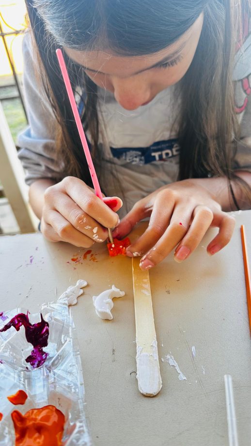 Alunos da Diretoria de Cultura têm aula especial com renomada artista plástica Alunos da Diretoria de Cultura têm aula especial com renomada artista plástica