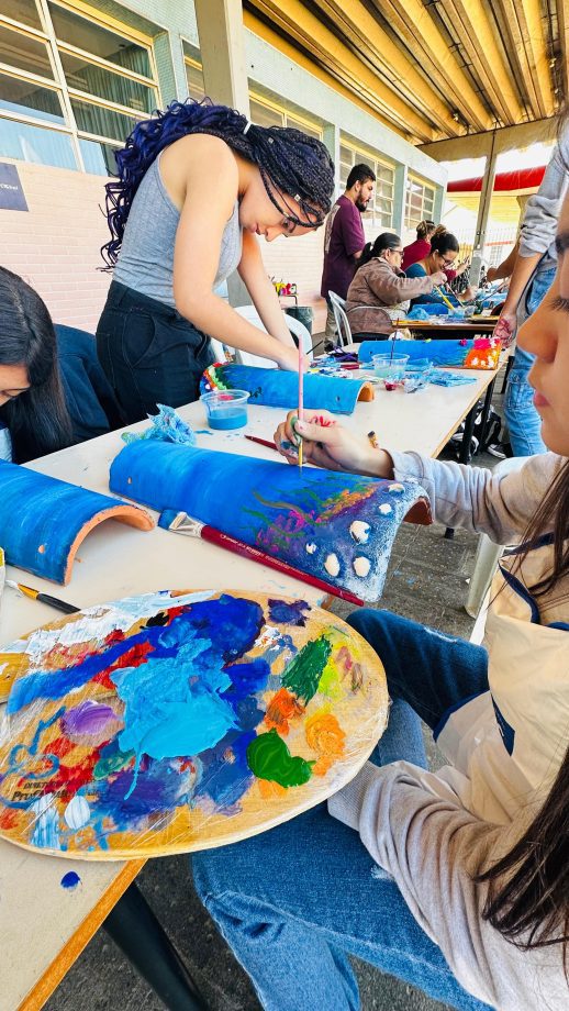 Alunos da Diretoria de Cultura têm aula especial com renomada artista plástica Alunos da Diretoria de Cultura têm aula especial com renomada artista plástica