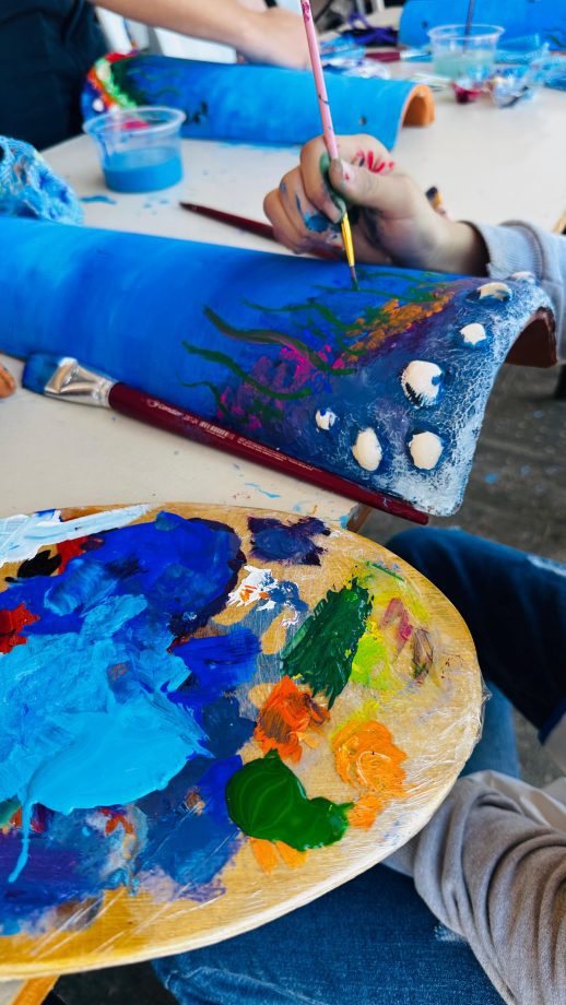Alunos da Diretoria de Cultura têm aula especial com renomada artista plástica Alunos da Diretoria de Cultura têm aula especial com renomada artista plástica