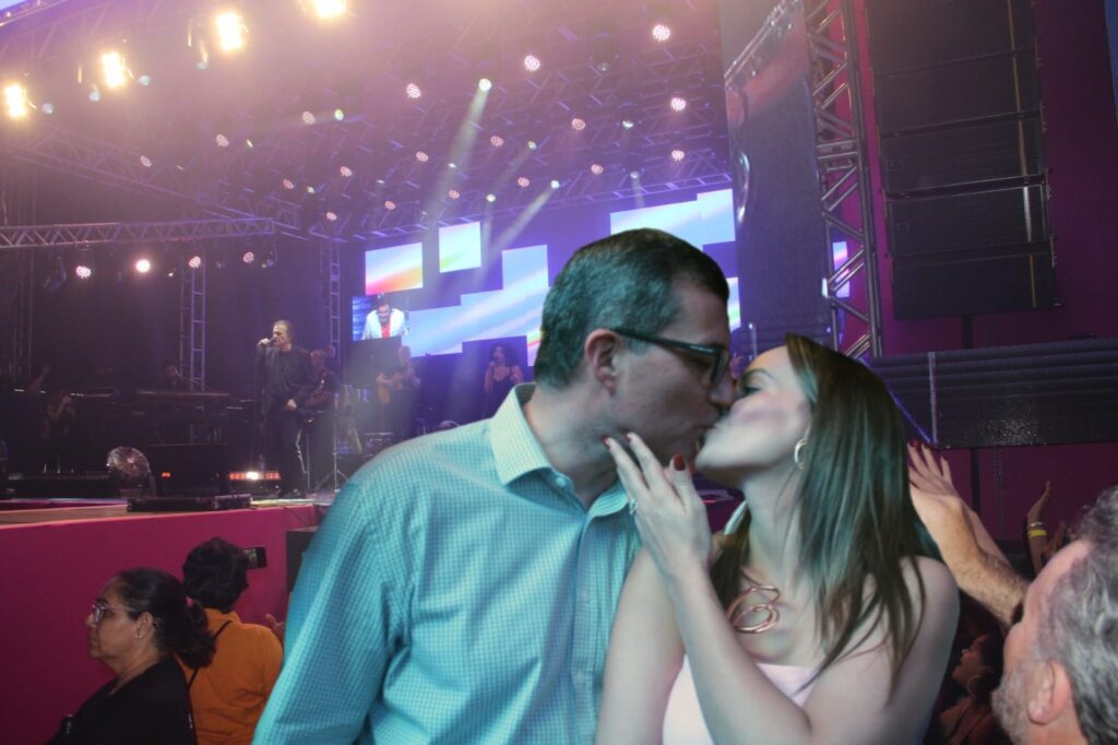 Até o prefeito Cassiano Maia se rendeu ao romantismo de Fábio Júnior na Festa do Folclore Até o prefeito Cassiano Maia se rendeu ao romantismo de Fábio Júnior na Festa do Folclore