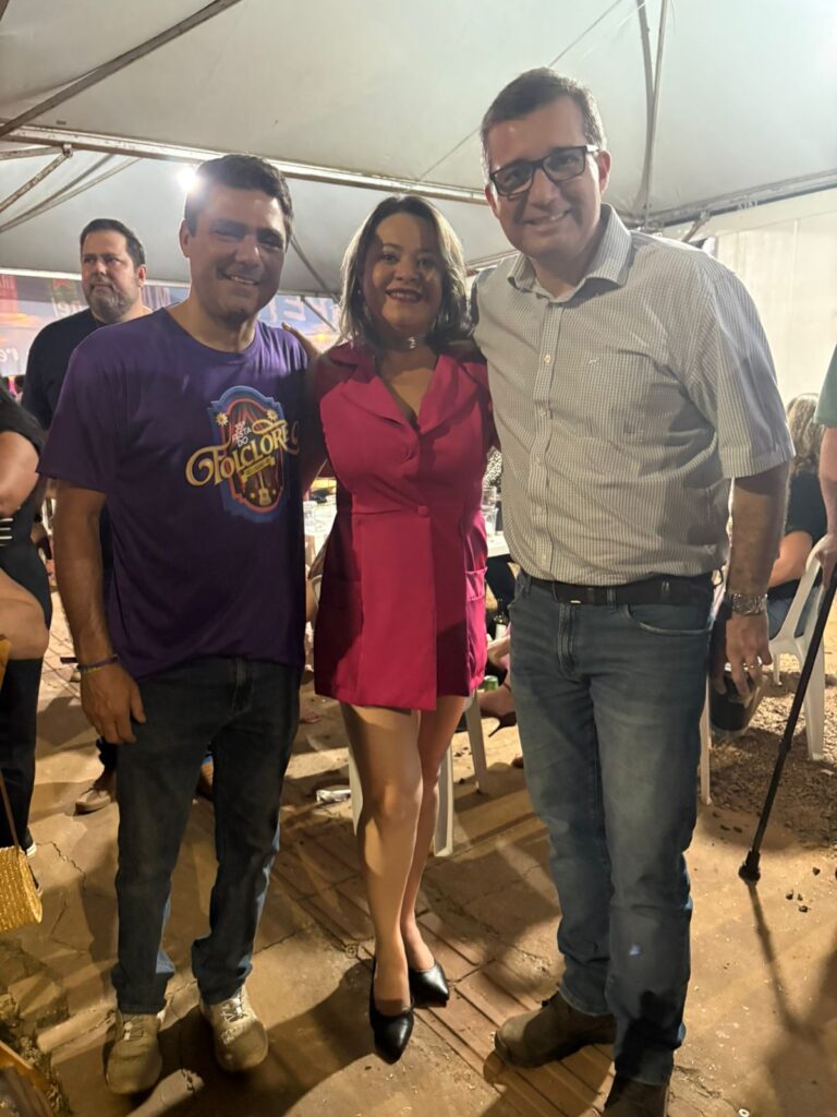 Até o prefeito Cassiano Maia se rendeu ao romantismo de Fábio Júnior na Festa do Folclore Até o prefeito Cassiano Maia se rendeu ao romantismo de Fábio Júnior na Festa do Folclore