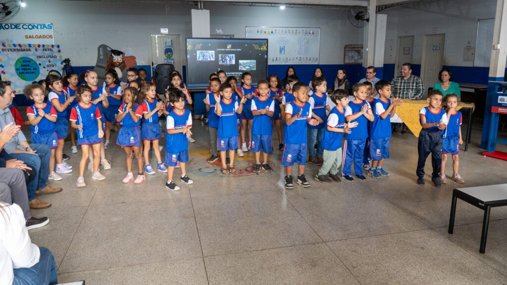 Vereadores participam de entrega dos kits escolares e Sala de Regulação