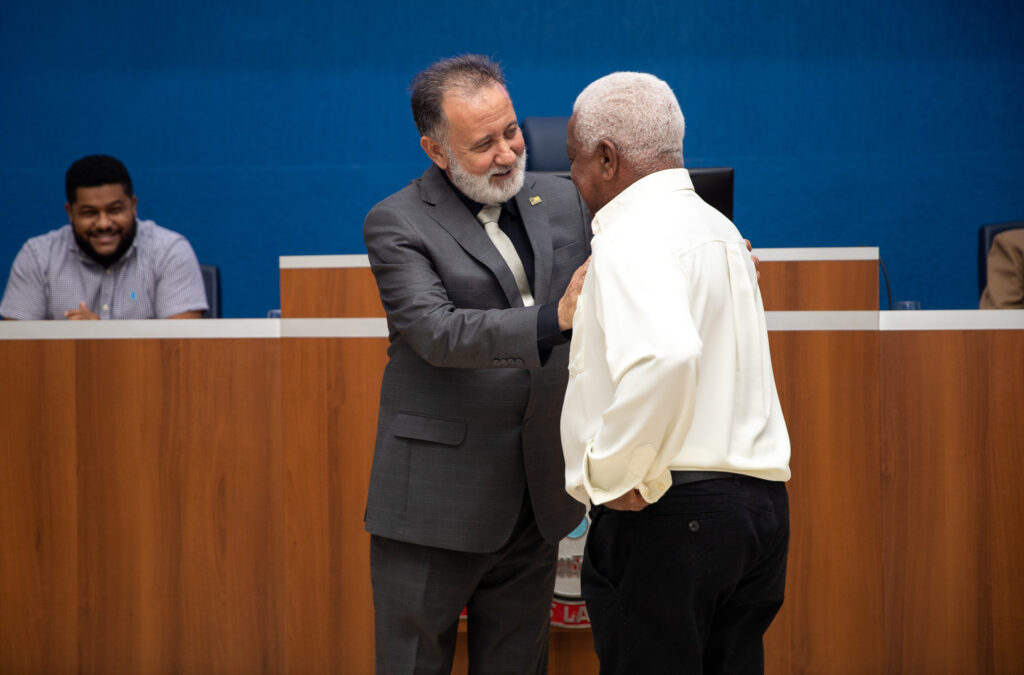 Câmara entrega Título e Moções durante solenidade Câmara entrega Título e Moções durante solenidade