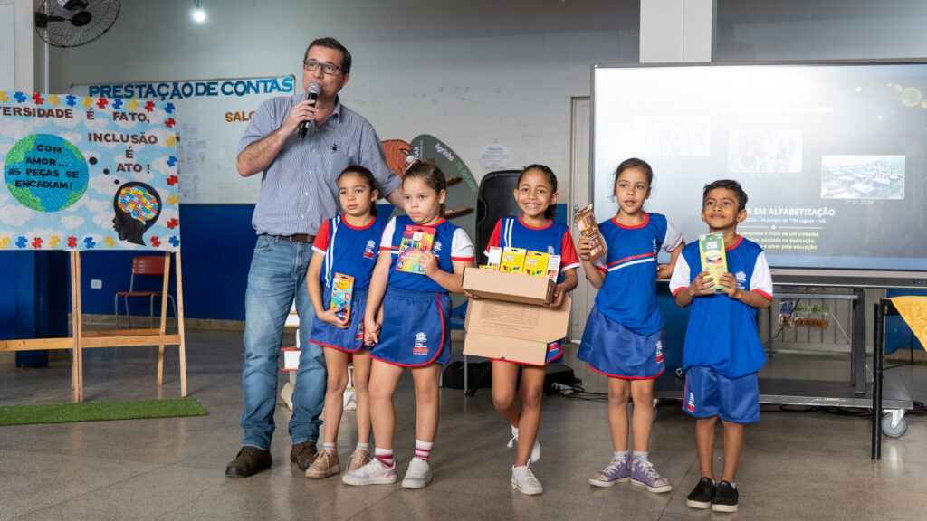Vereadores participam de entrega dos kits escolares e Sala de Regulação