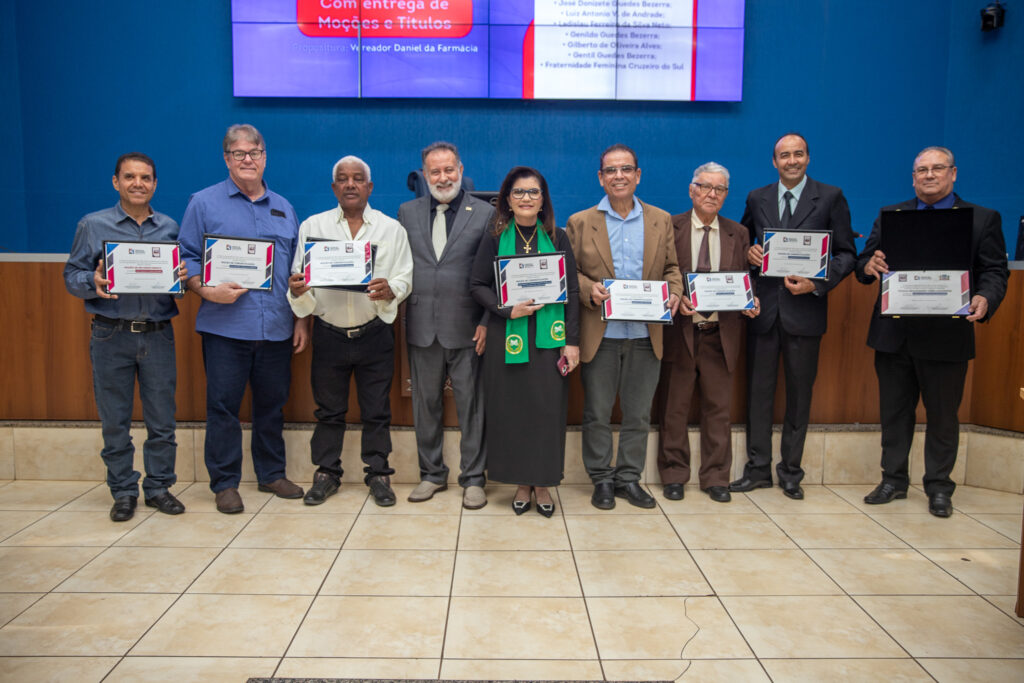 Câmara entrega Título e Moções durante solenidade Fotos: Divulgação