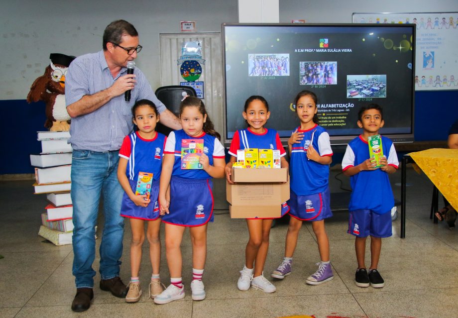 Prefeito entrega uniformes escolares e inaugura sala sensorial na Escola Municipal “Maria Eulália”