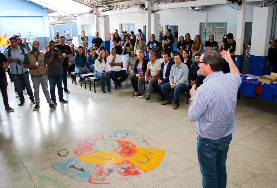 Prefeito entrega uniformes escolares e inaugura sala sensorial na Escola Municipal “Maria Eulália”