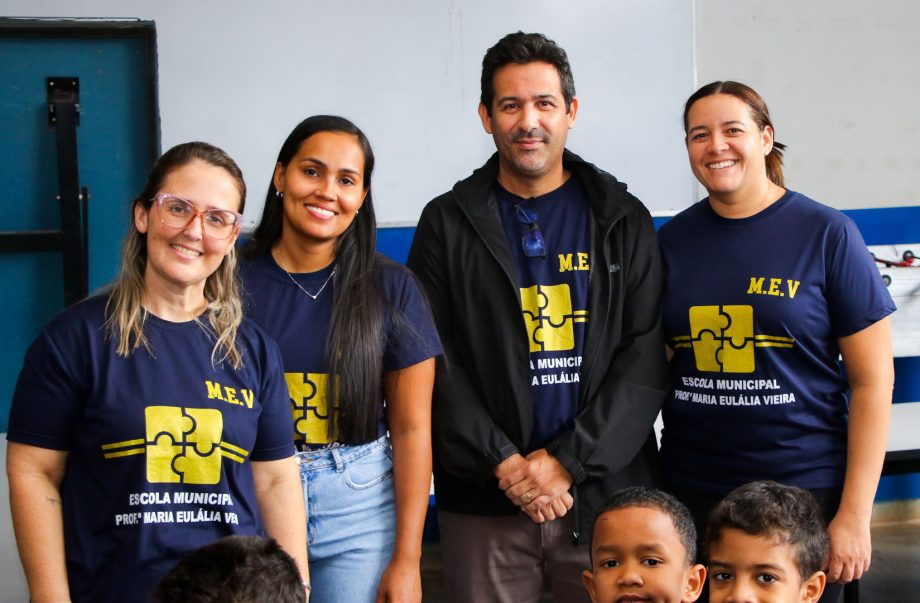 Prefeito entrega uniformes escolares e inaugura sala sensorial na Escola Municipal “Maria Eulália”