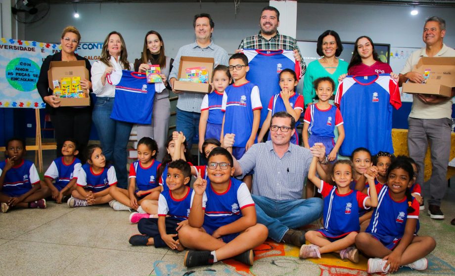 Prefeito entrega uniformes escolares e inaugura sala sensorial na Escola Municipal “Maria Eulália”