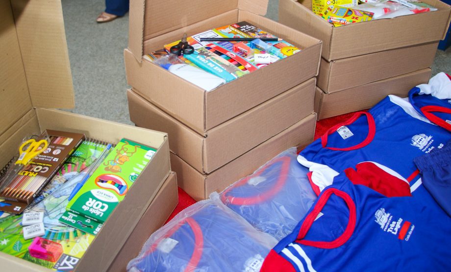Prefeito entrega uniformes escolares e inaugura sala sensorial na Escola Municipal “Maria Eulália”